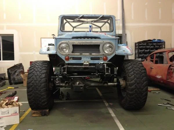 FJ60 axles. Front widened via LCWizard axle tube extension