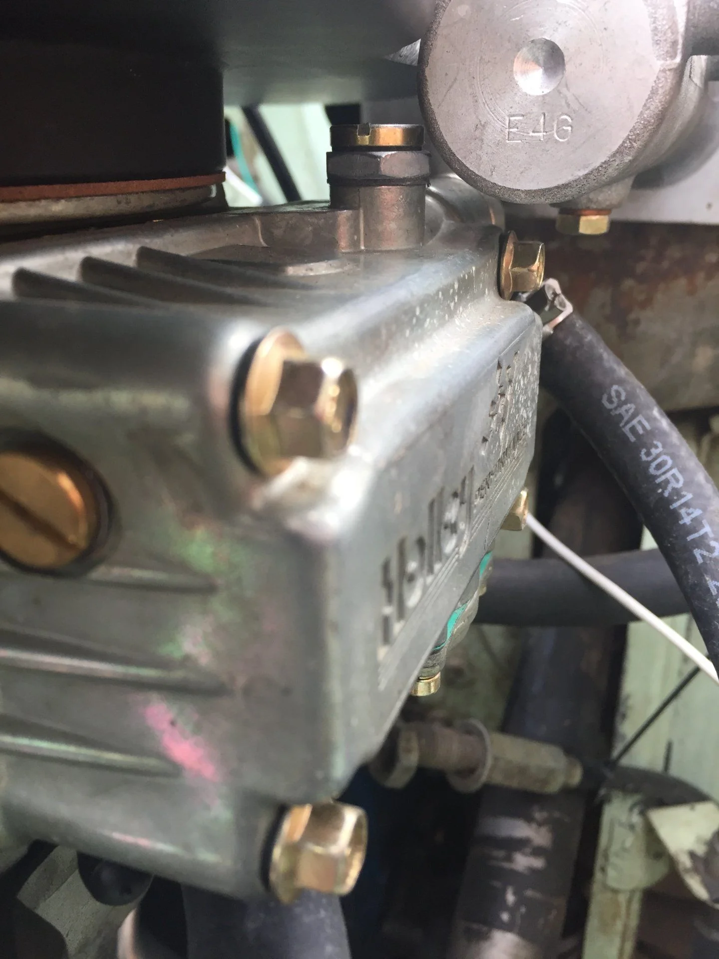 Float level screw