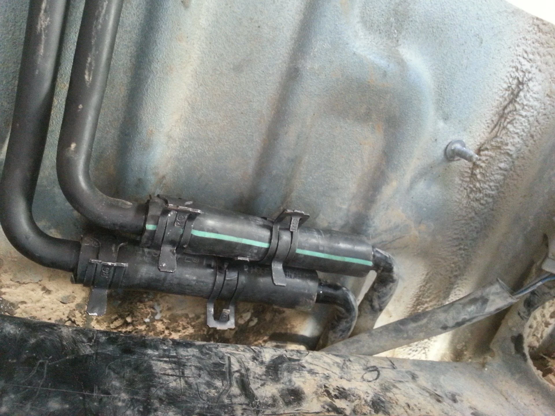 HERE IS THE FRONT END OF THE REAR HEATER LINES ABOVE THE CATS