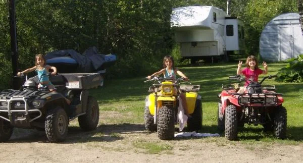kis sitting on the quads