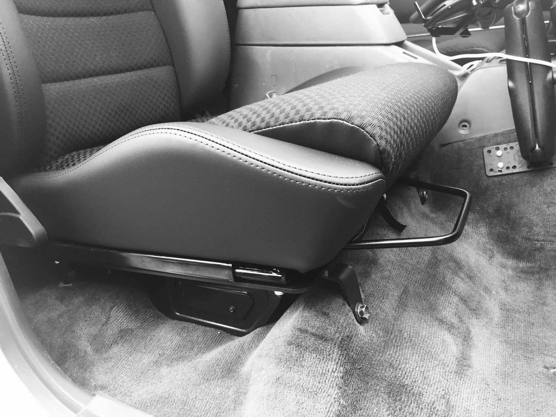 Lower seat / mounting bracket