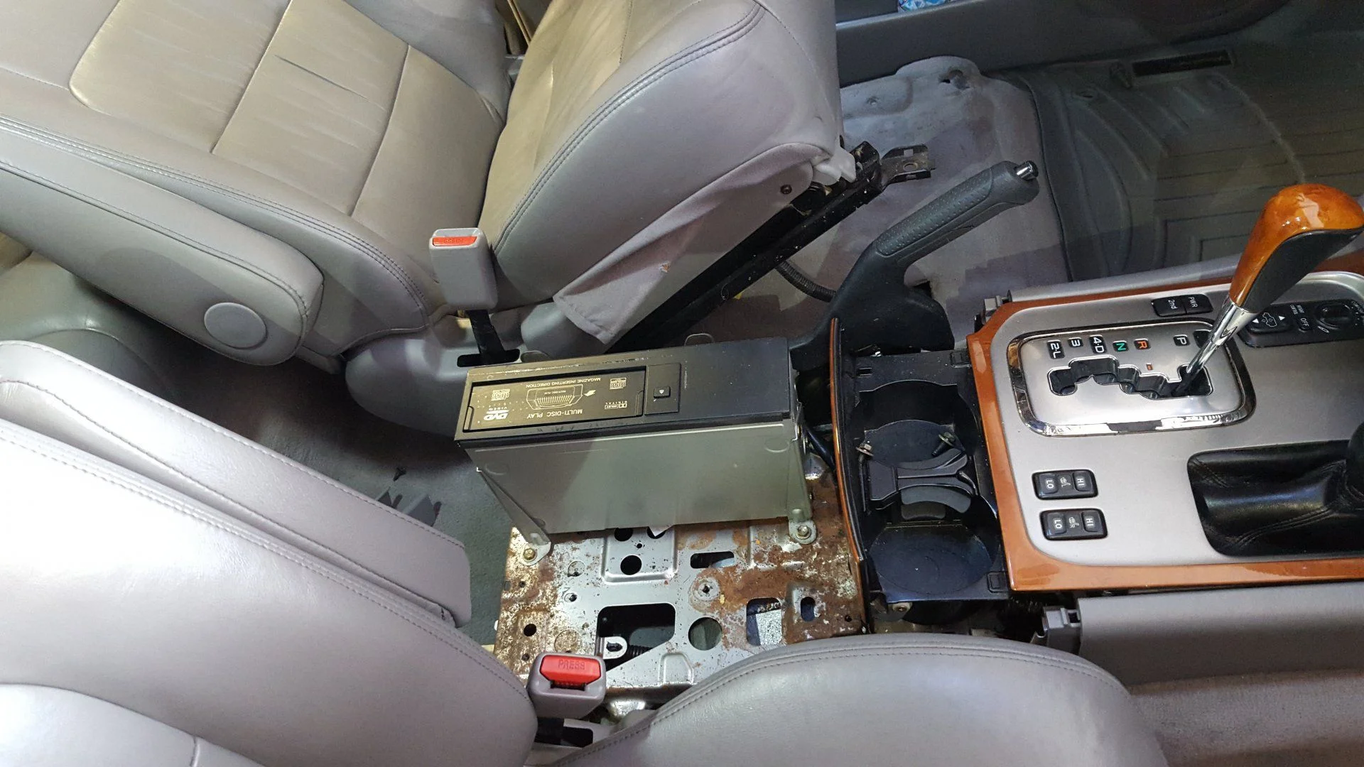 LX470 6-disc cd changer