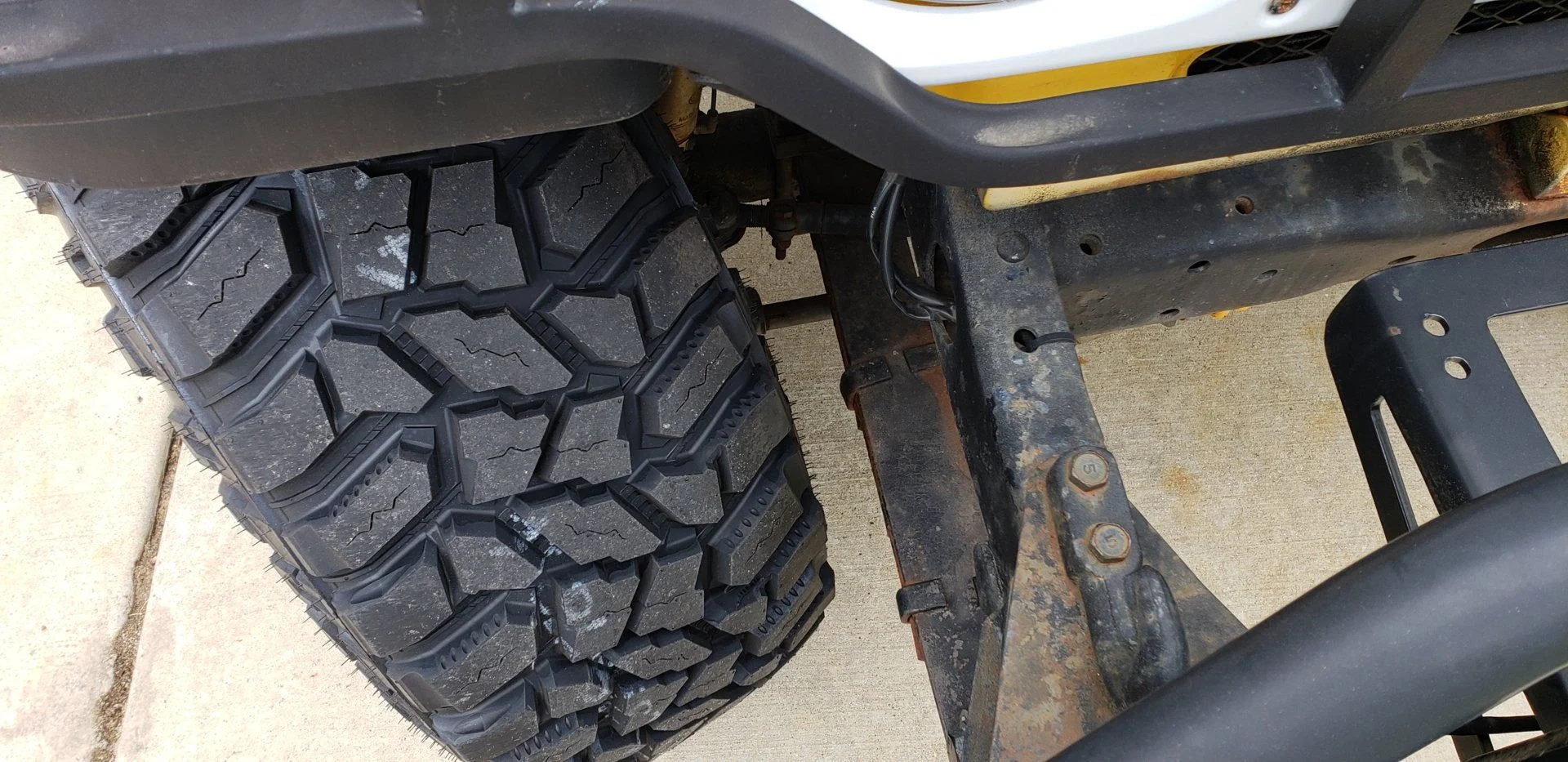 Passenger side front of tire and distance to leaf spring when at full lock left