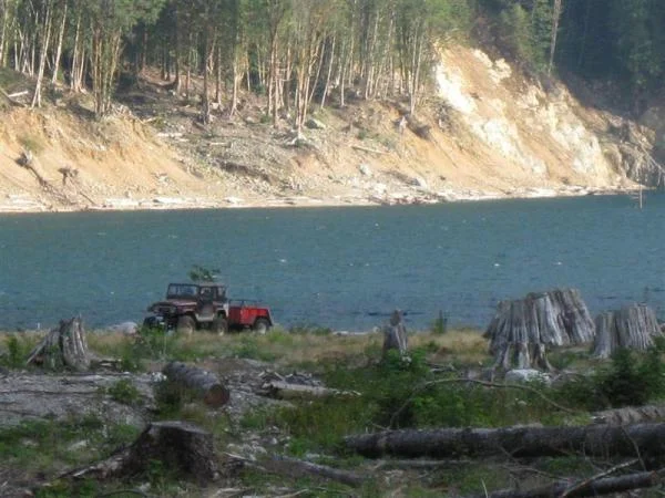 pic of rig in the forground of the lake showing the damage to the shoreline the wave did . the trees used to go right down to the shoreline.
damage goes 30-40ft up from the water