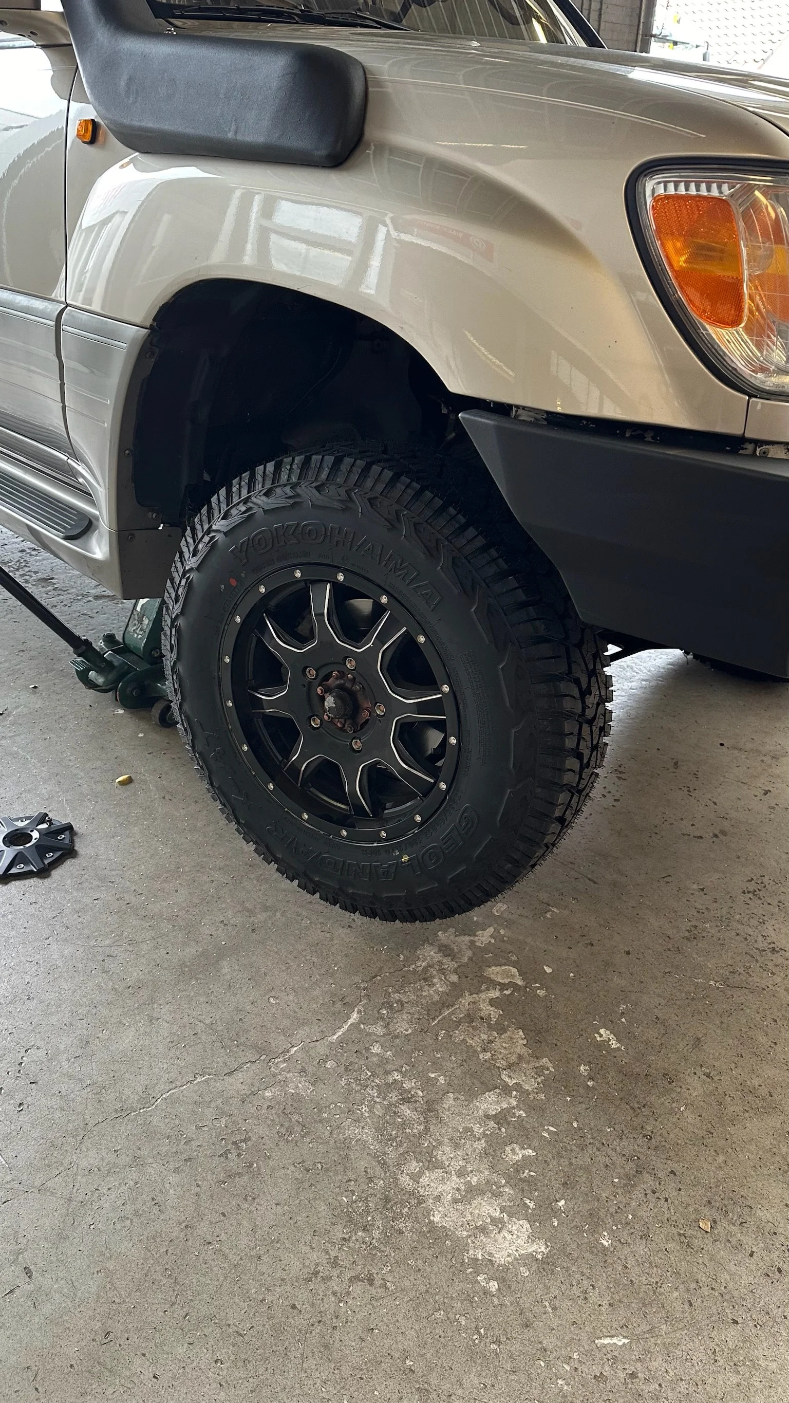 Pizza cutters 235/80/17 Yokohama X-AT