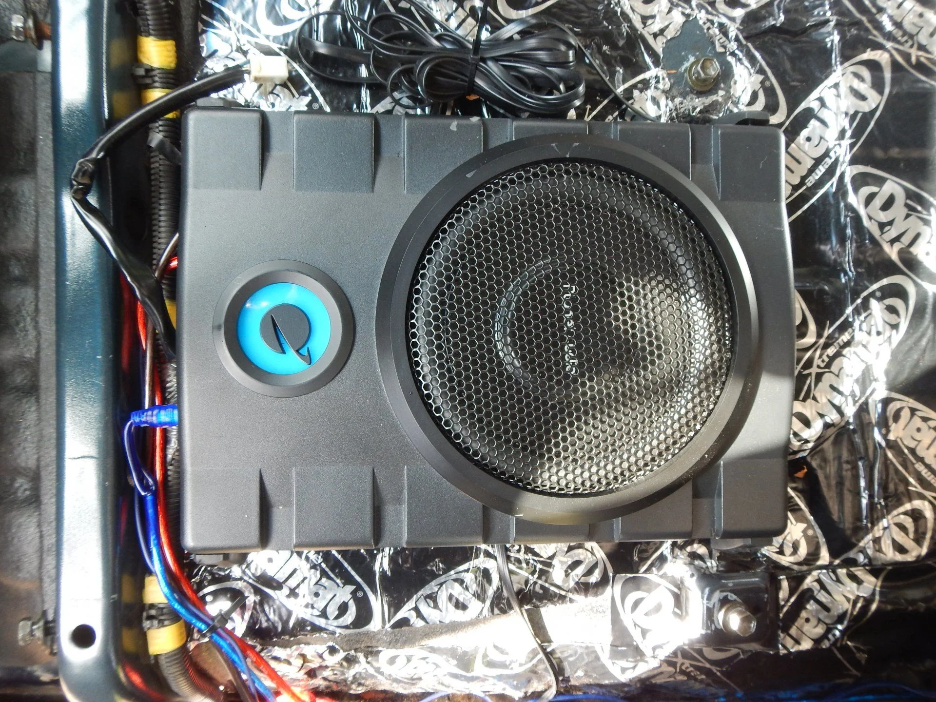 Planet Audio P8UAW 8 inch 800-watt Amplified Subwoofer System