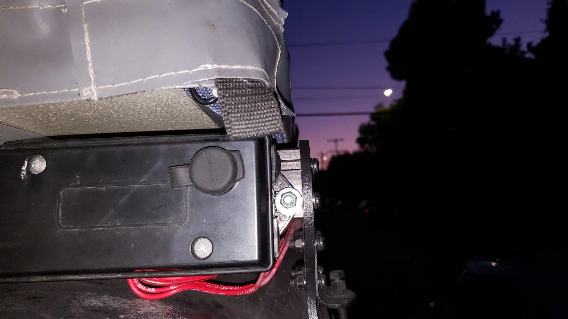 Quick disconnect SAE socket installed