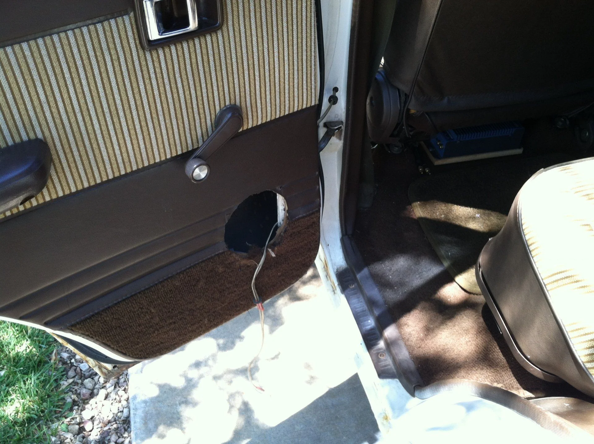 rear speaker 2 (or lack of)