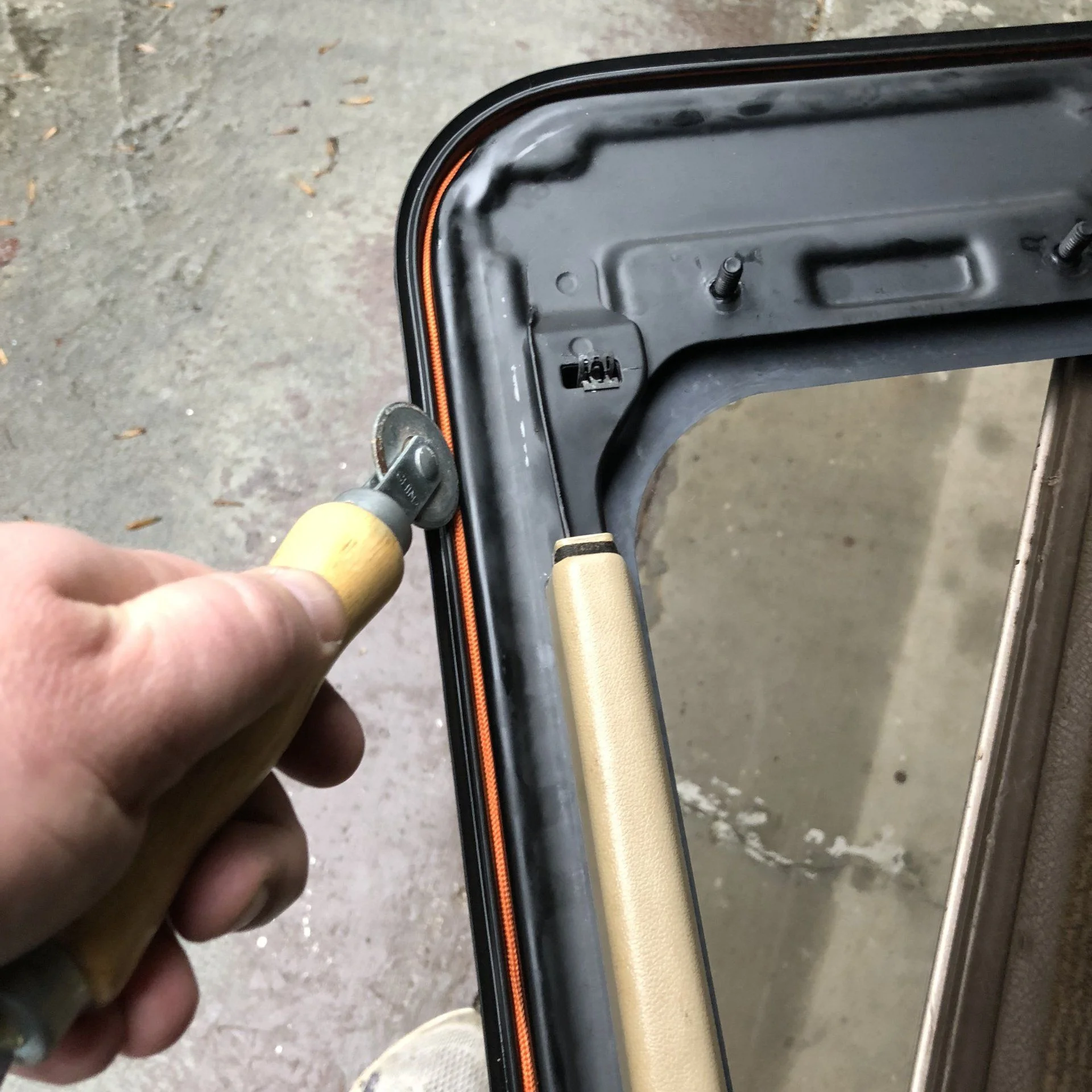 Remove the rubber rope and added paracord