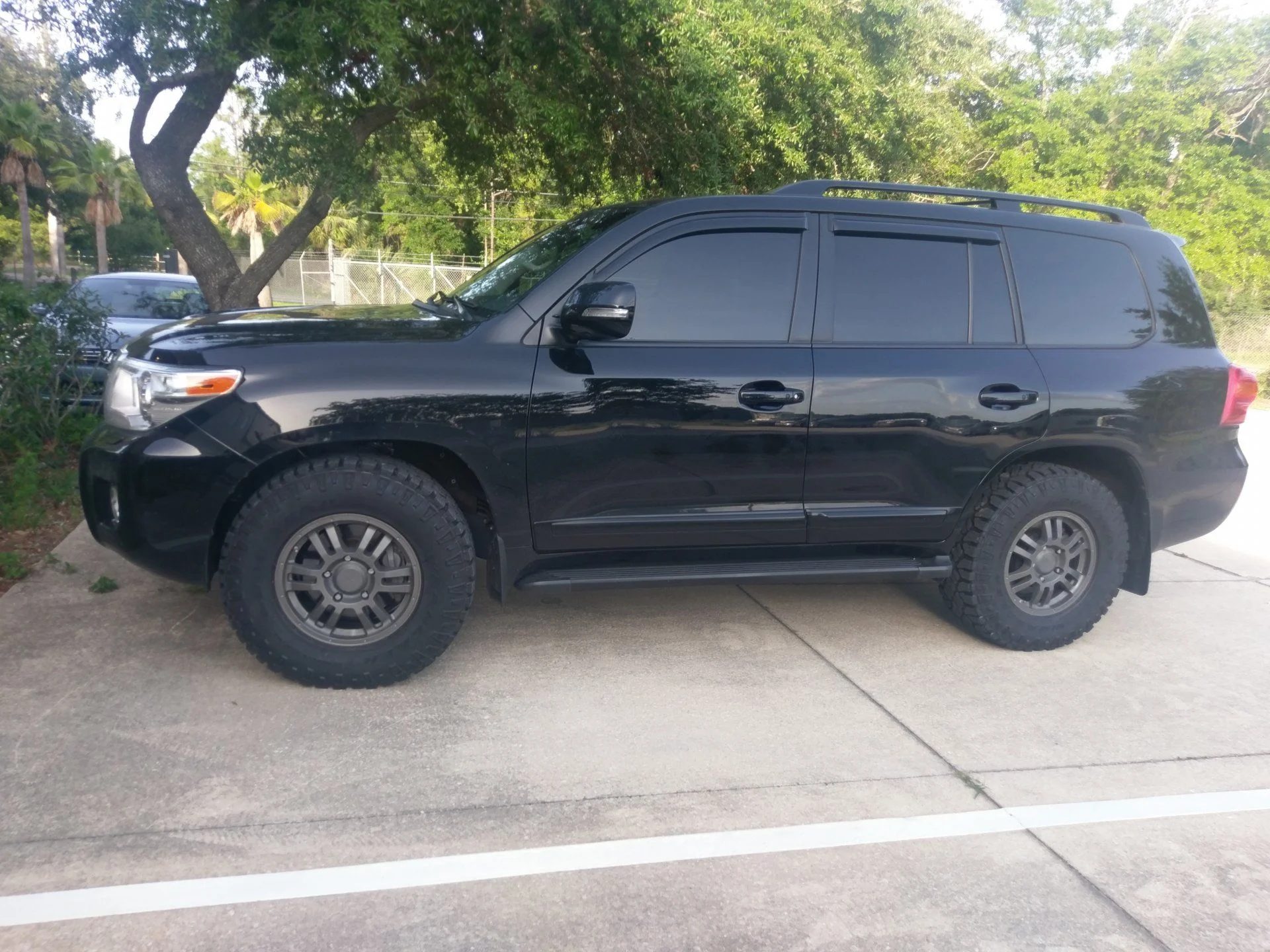 Rock Warriors, 285/70R17 Goodyear Duratracs. No lift.