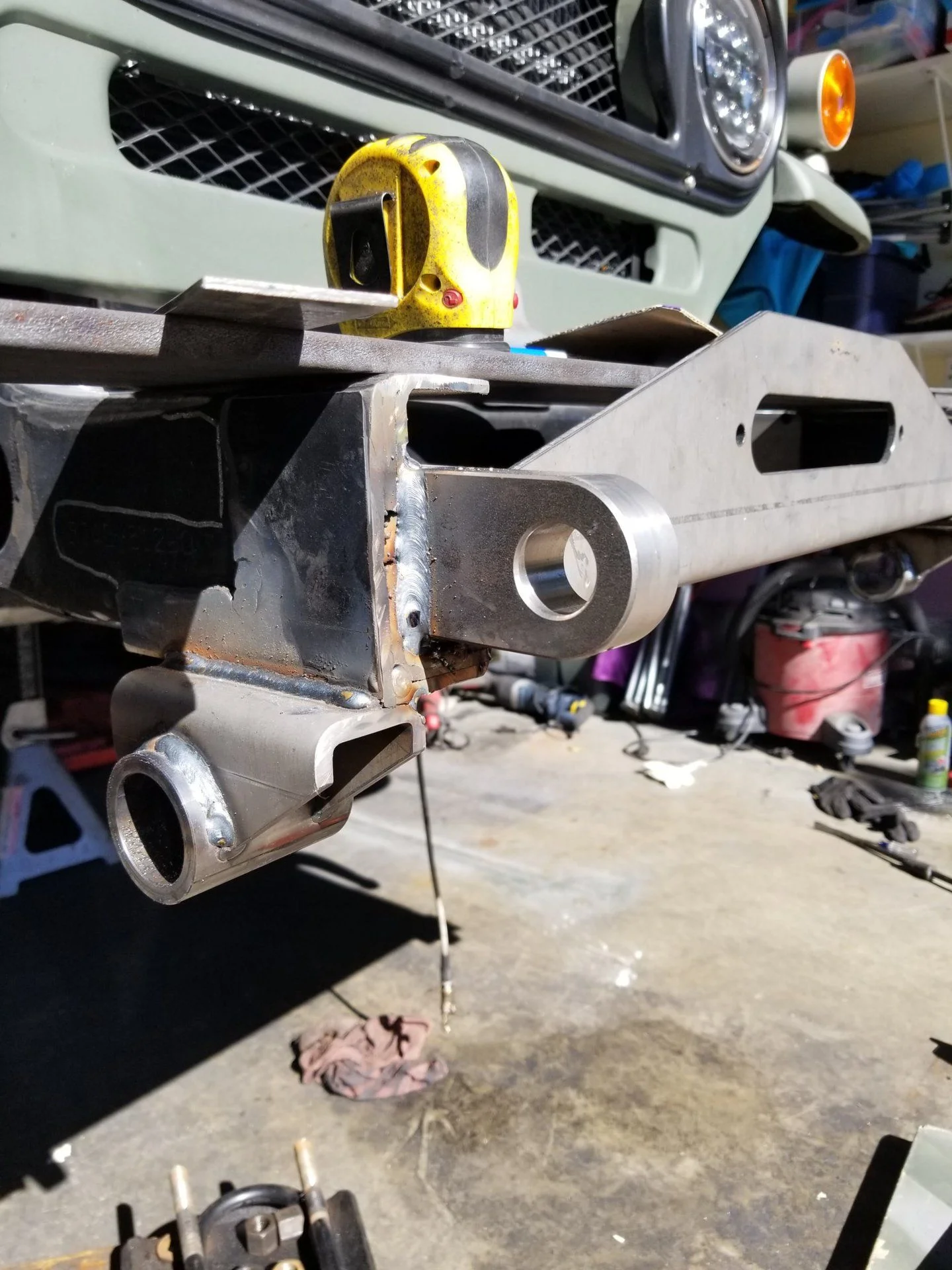 Shackle hanger and shackle