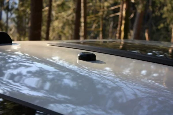 SIRF III through hull weatherproof GPS.  Get's great reception even in the dense forests of the PNW.