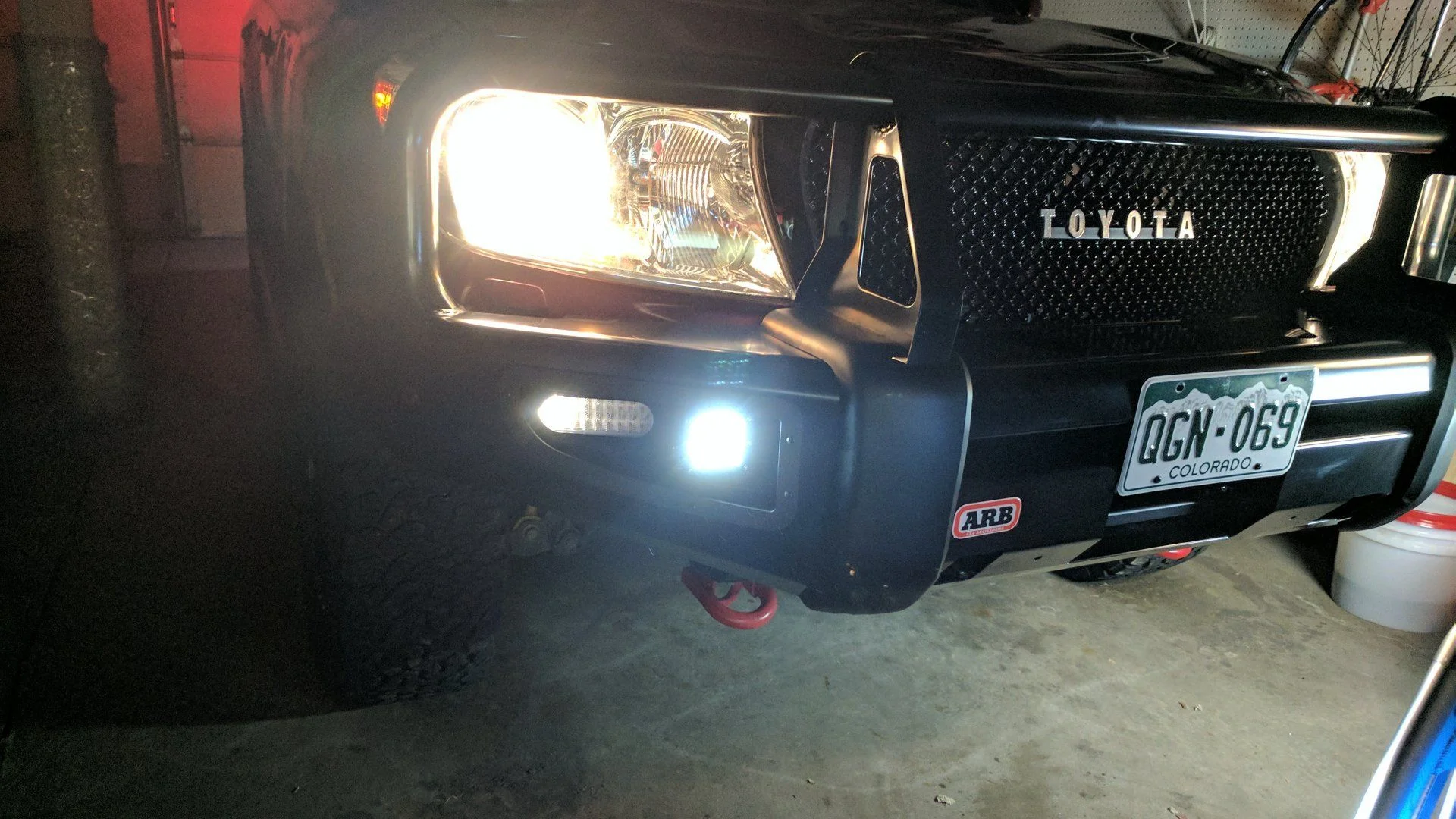 Slee fog light adapter with illuminated indicator