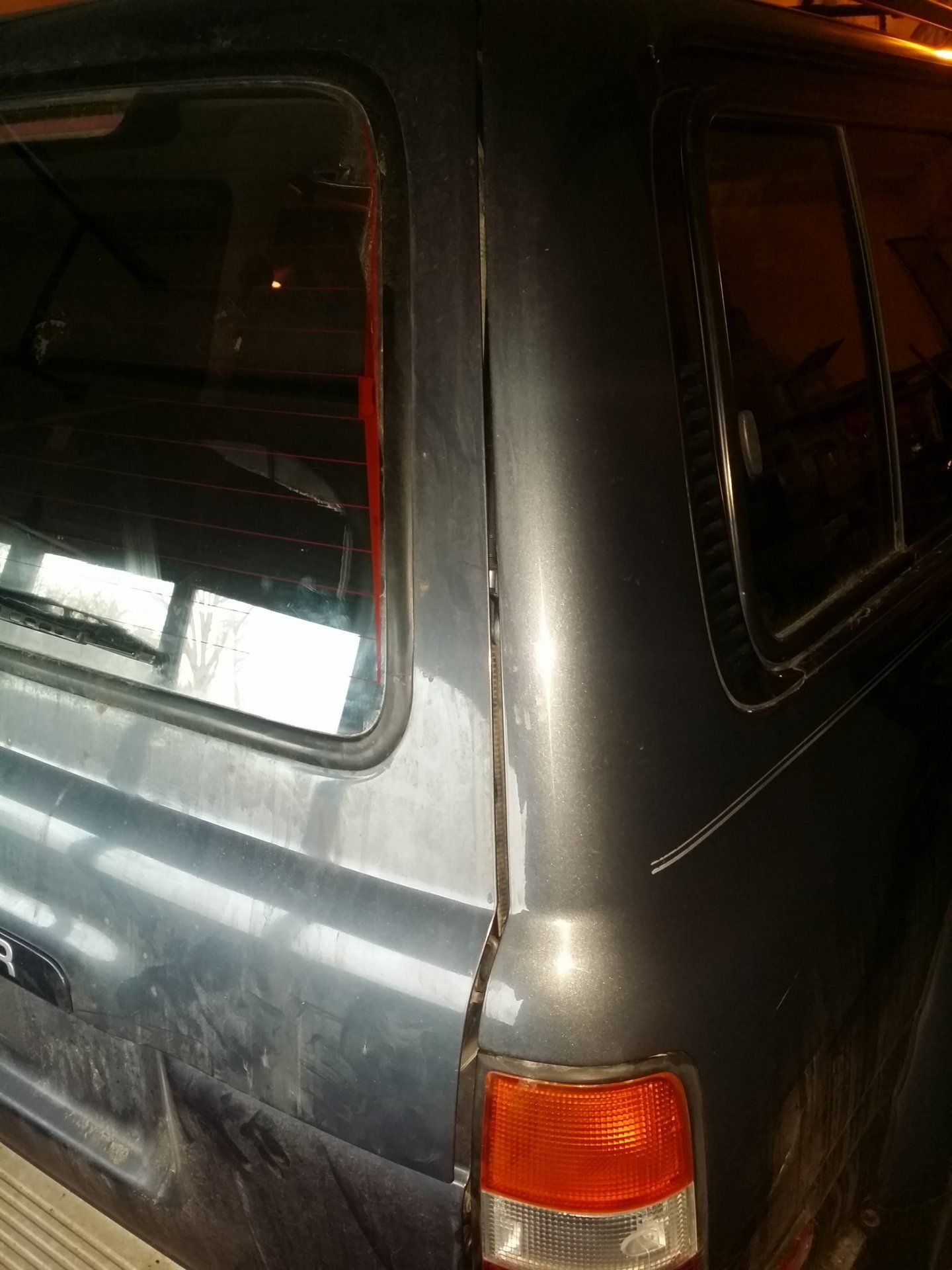Tail gate abnormal side