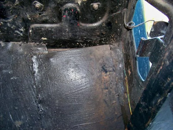 The rust ate the floor pans many years ago.  So what does the previous owner do?  Why just take weld 1/8" thick steel plates over the rusted pans of course... It is the Dominican way!  They are nothing if not creative.
