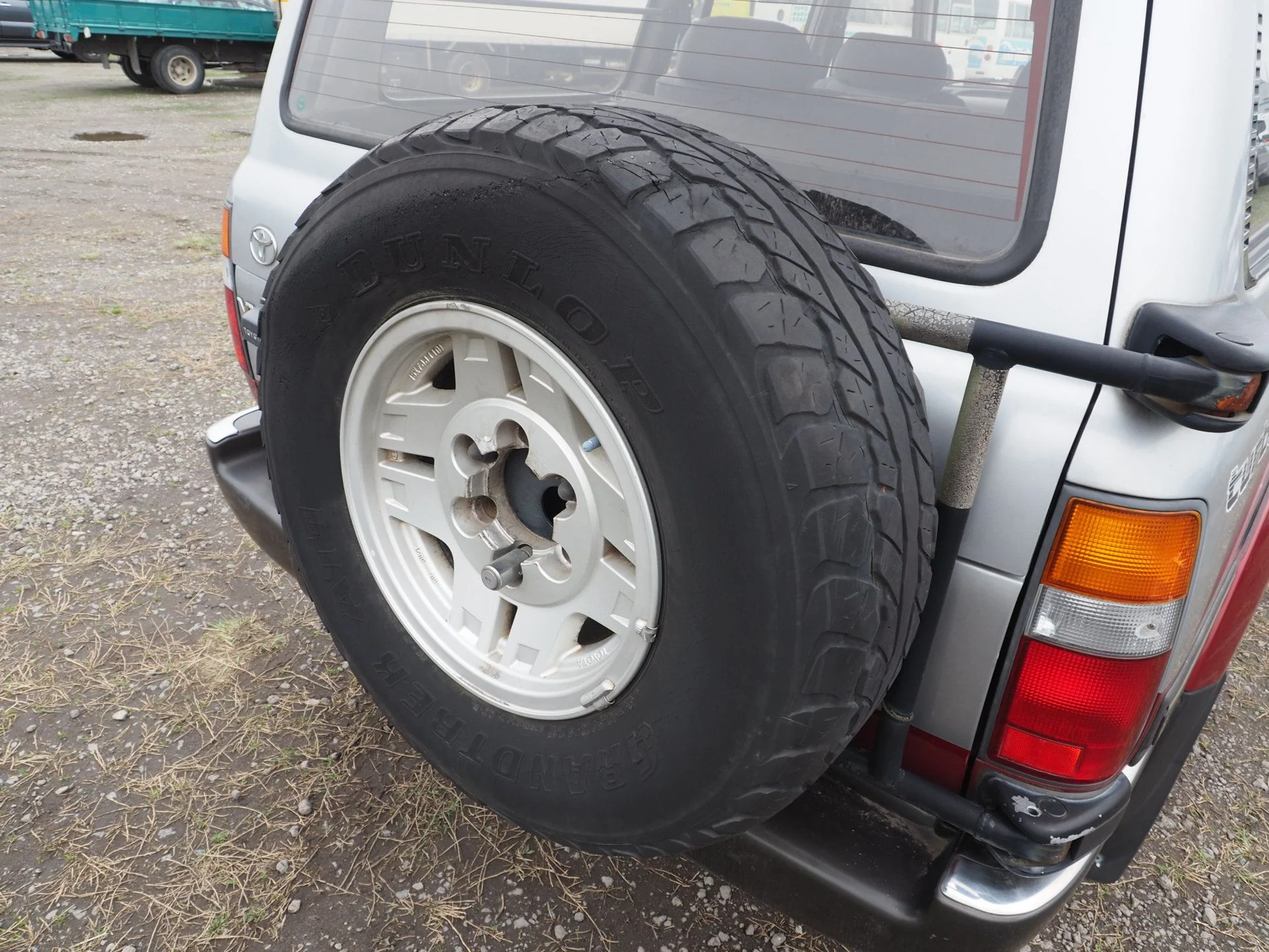 tire carrier HDJ81