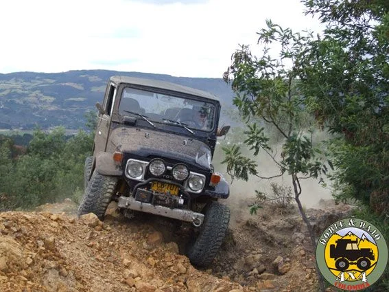 Toyota Fj 40 ,Fzj80 transmission (5 speed) with electric 4x4 , 3f Head on 2f Block , 33X12,5,r15 , with SR, 6 point Cage ,full soft Top , leather seats ,Power Trax Rear