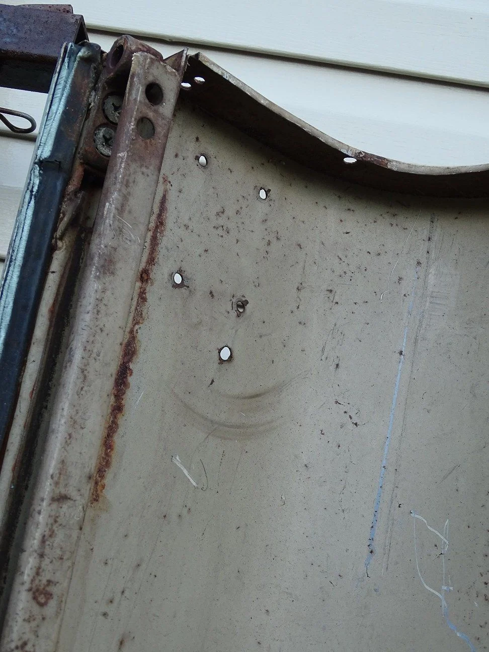 underside lip (not rusted through)