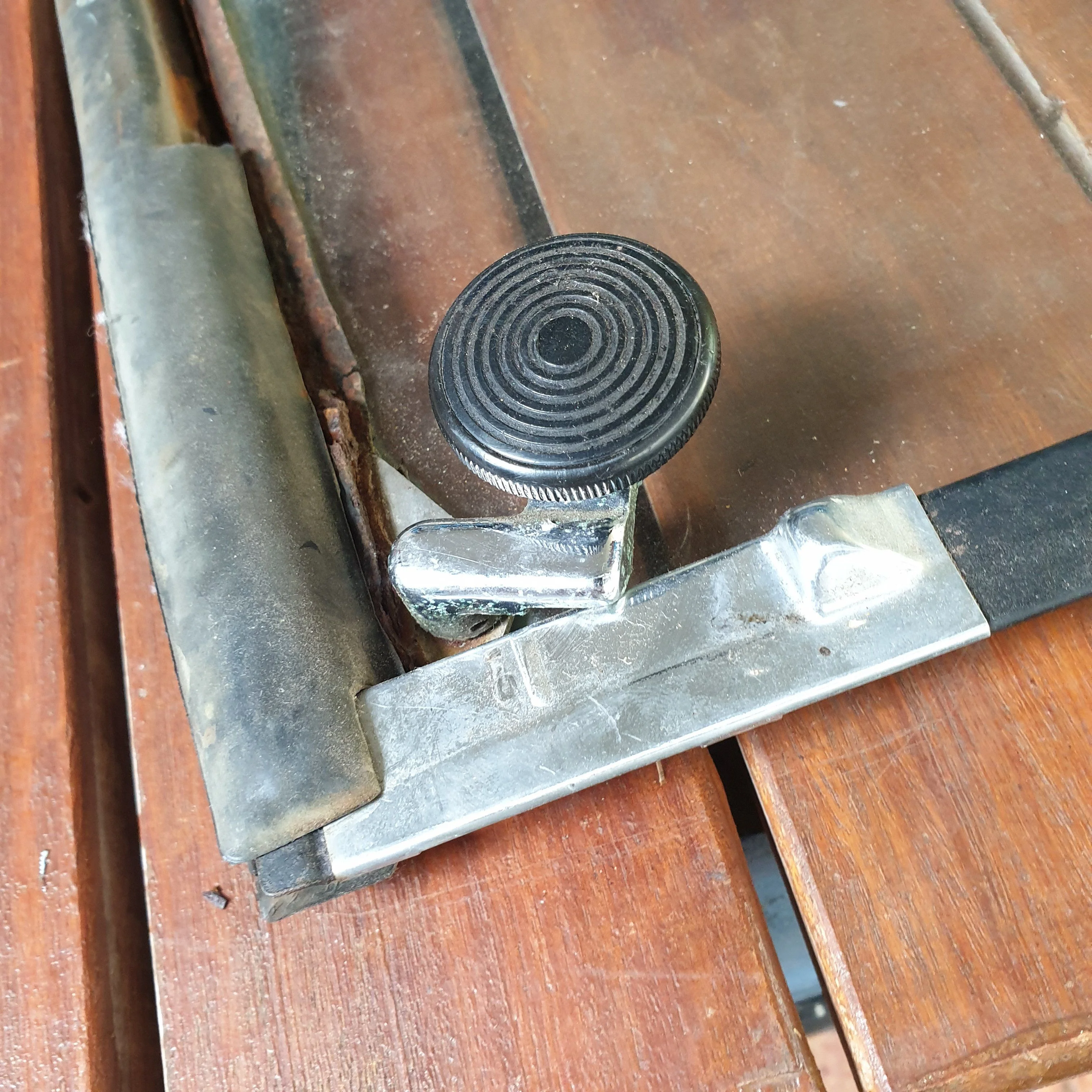 VW Kombi Window Knob Closer