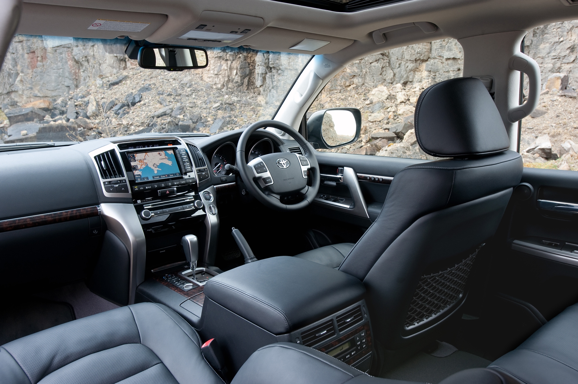 Land-Cruiser-V8-interior2.jpg