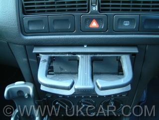 VW.Golf.2.0.SE.Cupholders.jpg