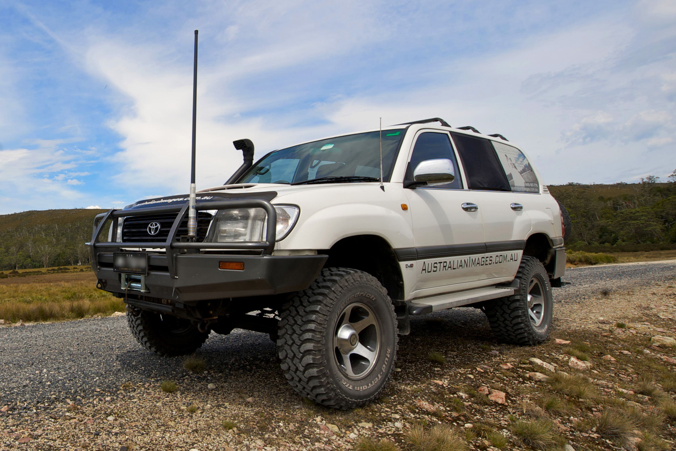 Land_Cruiser_HZJ105_2.jpg