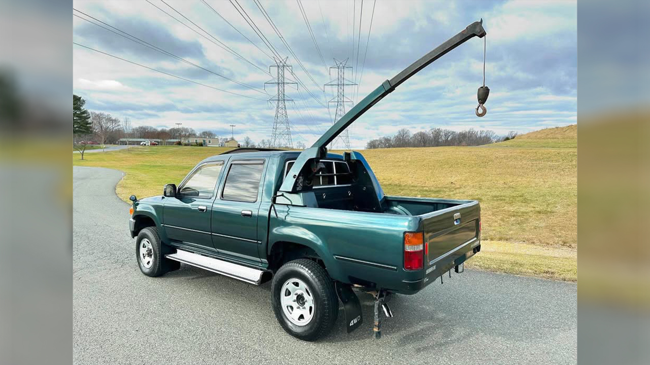 hilux-crane-2.jpg