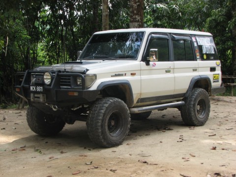 1991-toyota-land-cruiser-ii-fj70-241.jpg