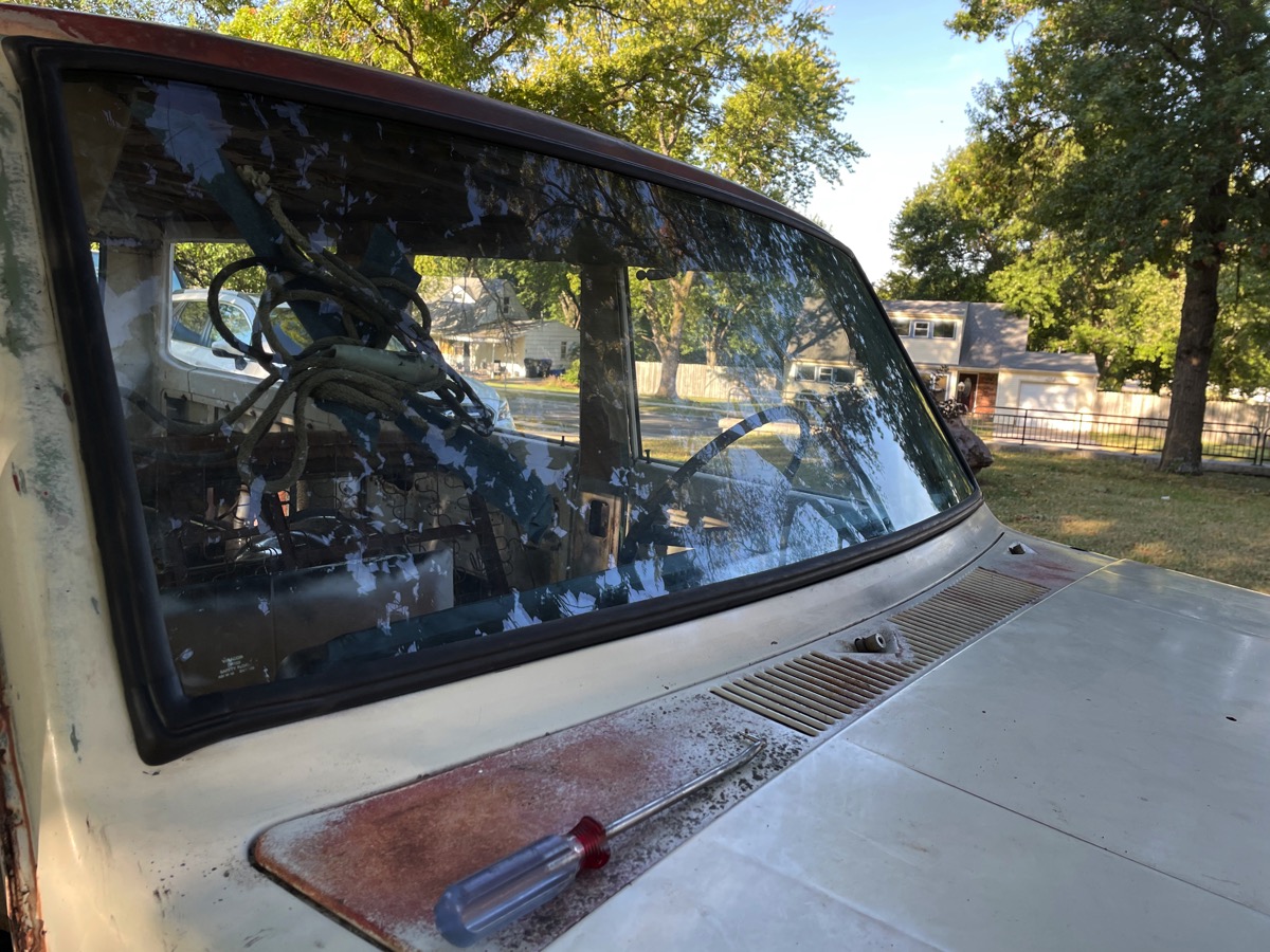 049frontwindow.jpg