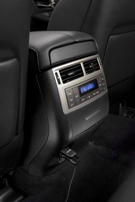 2013_Lexus_LX_570_025_42987_2524_low.jpg