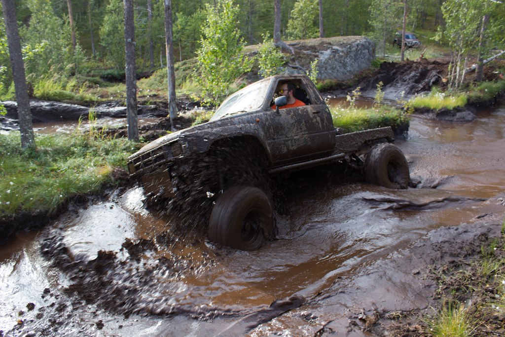 hilux%20sideways%20nougat.jpg
