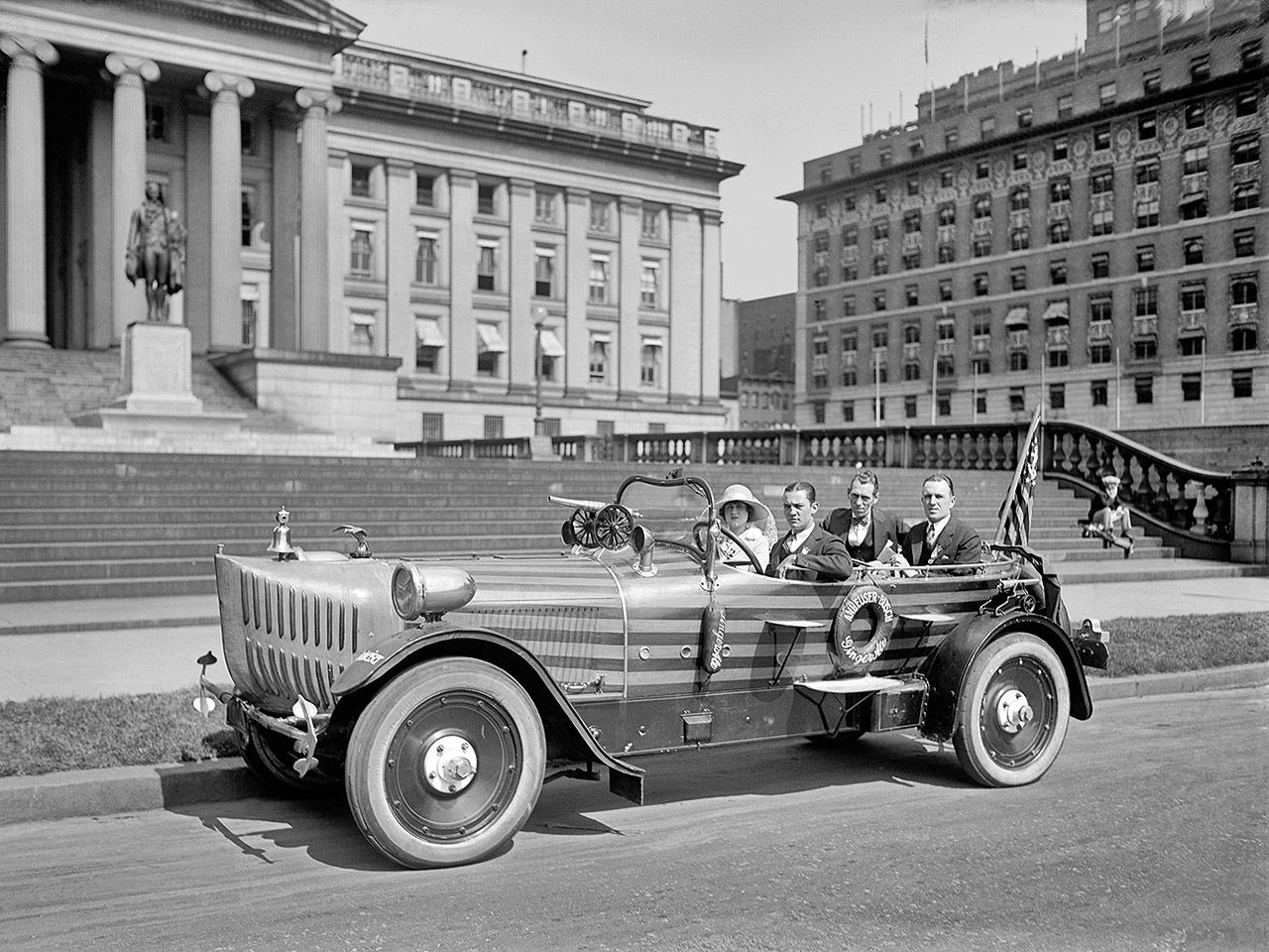 Budweiser_Land_Cruiser_1924_01.jpg