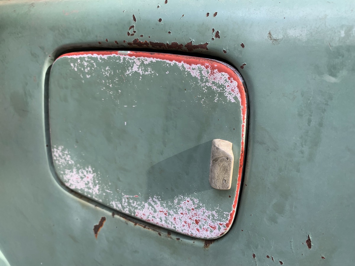 039fueldoor.jpg