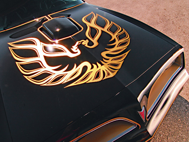 0608phr_13_z+1977_pontiac_trans_am+hood.jpg