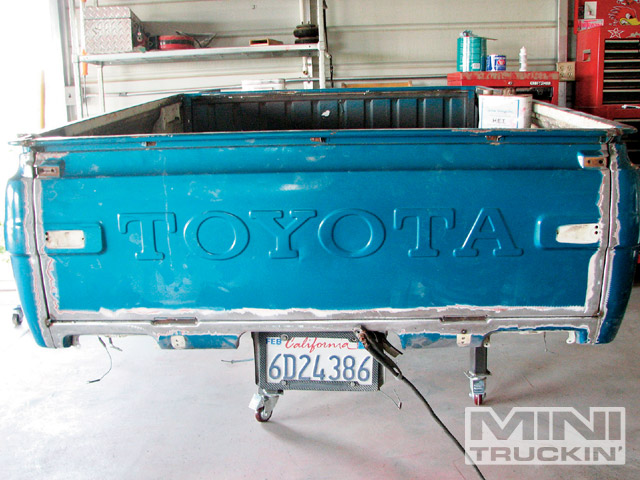 0909mt_15_z+1972_toyota_hilux+smooth_out_tailgate.jpg