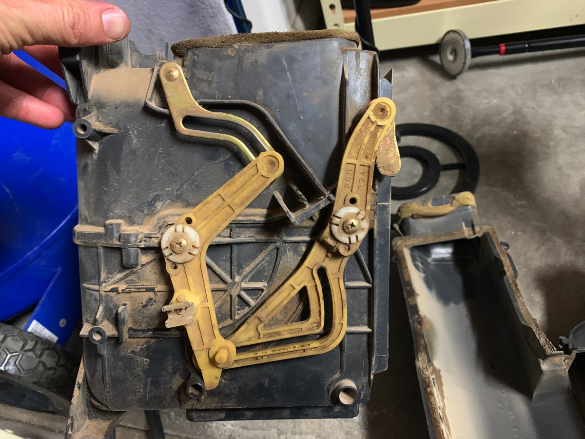 MUD_HVAC_07ventsdefrostlinkage.jpg