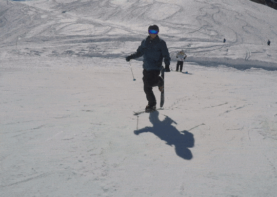 MOVkUvH1RqEuRLdP7xWS_Running%20On%20Skis.gif