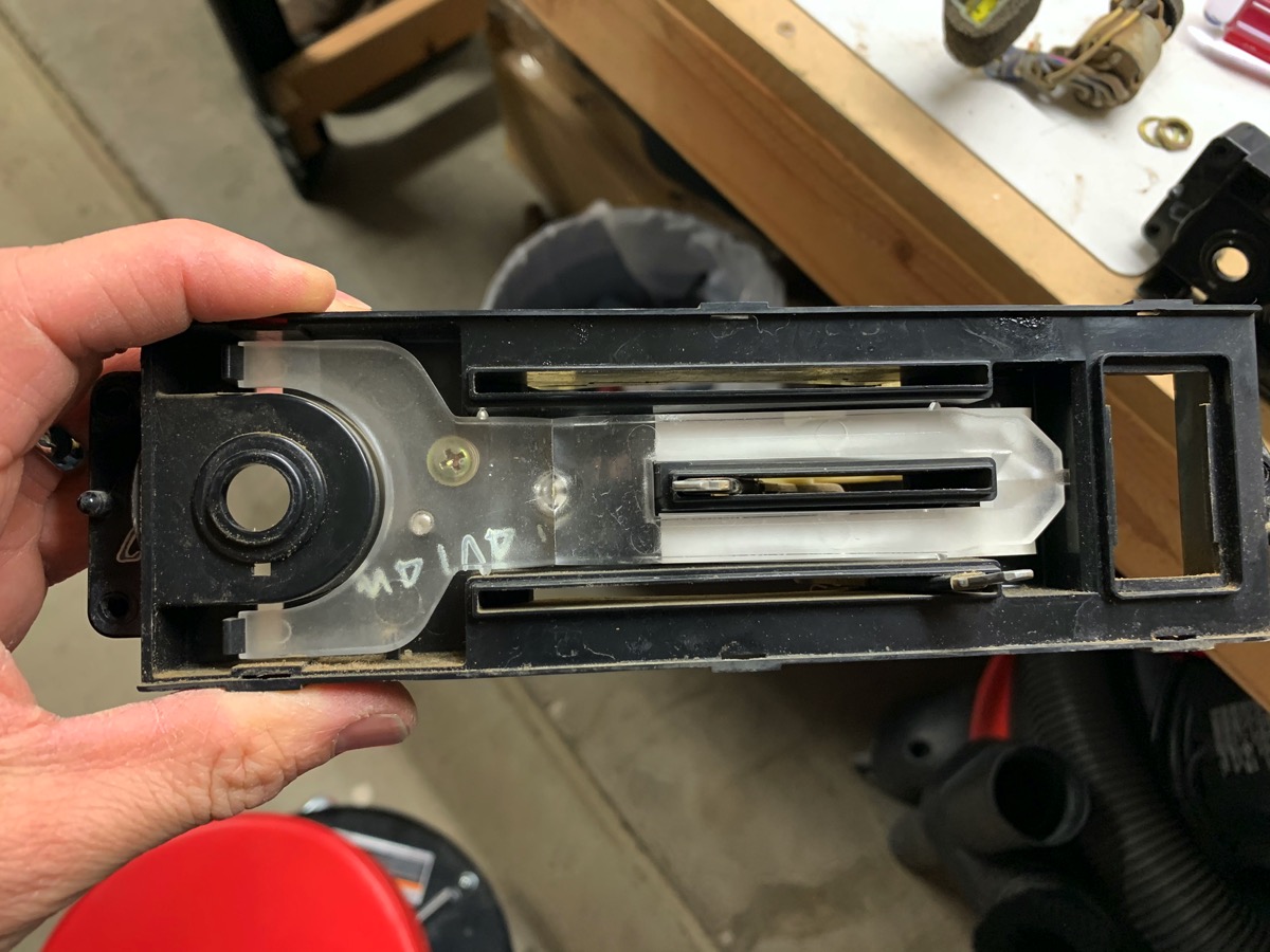 MUD_HVAC_09controlinternals.jpg
