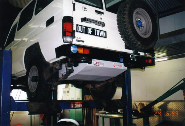 landcruiser_ta48_long_ranger_fuel_tank_kaymar_rear_bar.jpg
