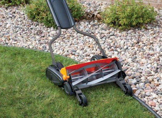 fiskars-momentum-reel-mower1_rnHcS_24429.jpg
